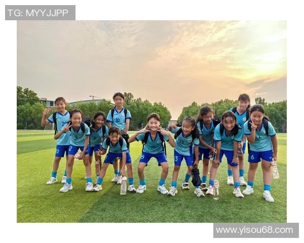 五位热爱足球的朋友齐聚一堂共同享受激情四溢的比赛时光